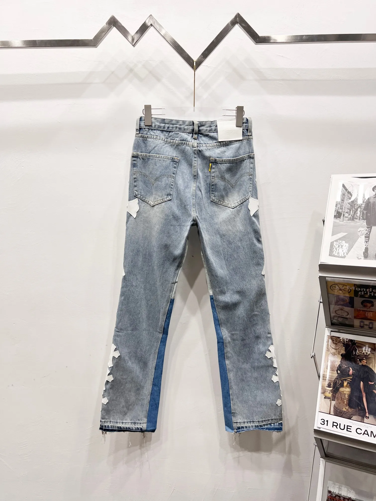 P290 Style number: (c060) GALLERY DEPT. Vintage multi-leather spliced cross loose washed flared jeans - truly restore the ultimate texture of Vintage - original hardware accessories, washed and other elevators, QR code analysis are all purchased from the original factory, high degree of restoration, welcome to compare with a certain product~ - three-dimensional version, loose and comfortable, not picky about the figure, taller and slimmer, factory Seiko, original quality control, same style for men and women, can be matched with couples, versatile recommendation, must-have jeans for all seasons Size: 28-30-32-34-36 Color: blue